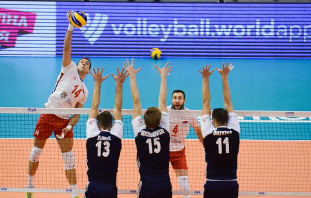 ОСВЕТА ЈЕ СПРЕМНА: Одбојкаши Србије у Торину играју против Пољске