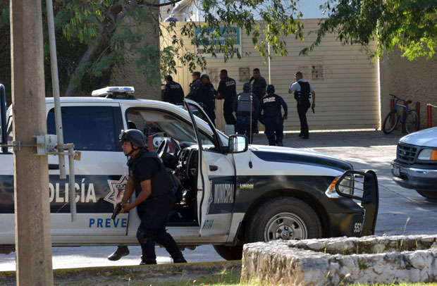 Двојица маринаца избодена и бачена на улицу