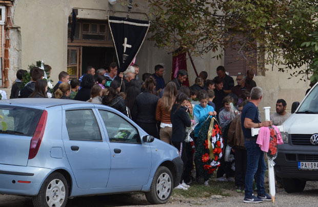 САХРАЊЕНА ДЕВОЈЧИЦА КОЈА ЈЕ ПРЕМИНУЛА ОД ТРОВАЊА: Уз музику на вечни починак