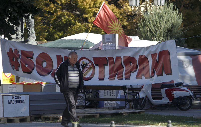 Скопље: Испред Собрања мањи скуп против референдума
