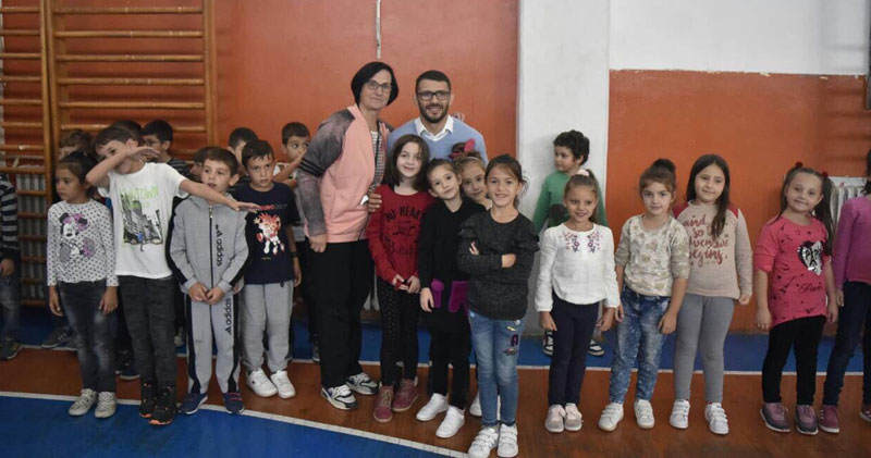 Спортски реквизити деци у новопазарској школи Стефан Немања: Поклони за најмлађе