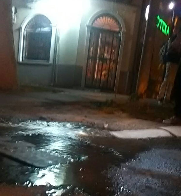 ЈОШ ЈЕДНА ХАВАРИЈА У ЗЕМУНСКОЈ УЛИЦИ: Поплављена Новоградска