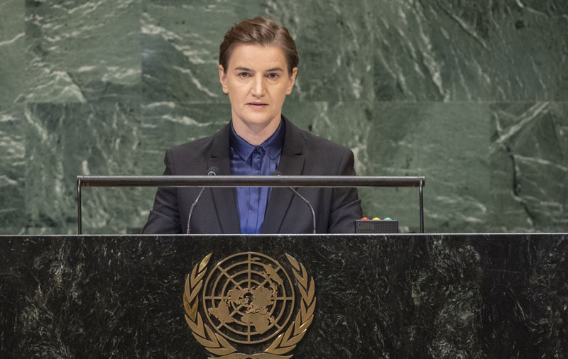 Шпијунка: Анин рођендански шампањац у Њујорку