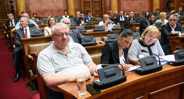 Дугачак ред за питања министрима