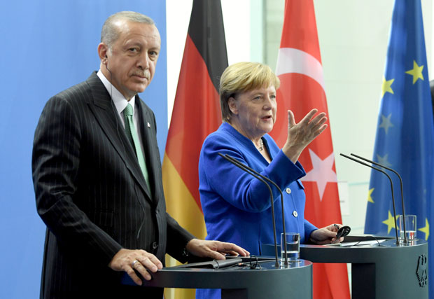 Ердоган у клин, Меркелова у плочу