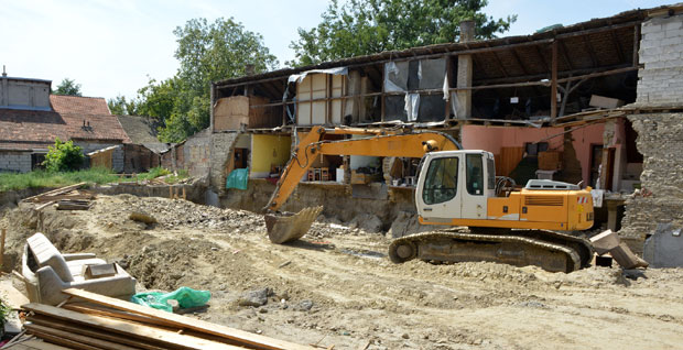 Иде зима а новосадске породице из срушене зграде траже смештај