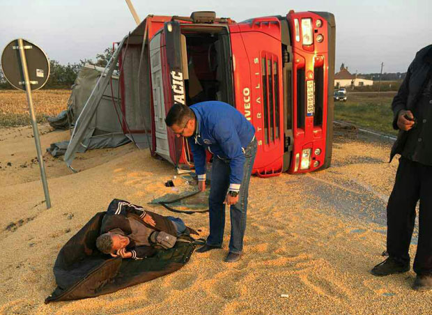 ХУМАНОСТ ПОСЛАНИКА: Извукао возача из преврнутог шлепера (ФОТО)