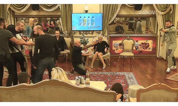  Учесник ријалитија у програму уживо извукао пиштољ, такмичарка се онесвестила