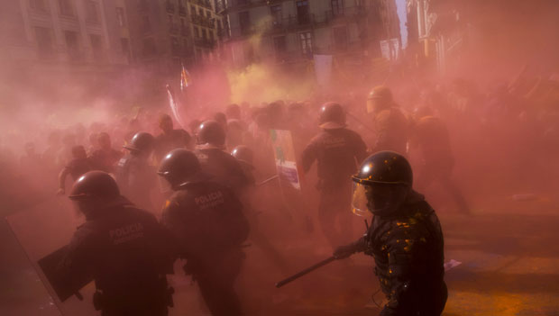 ХАОС У БАРСЕЛОНИ: Повређено 14 и ухапшено шест особа у сукобу каталонских сепаратиста и полиције (ВИДЕО)