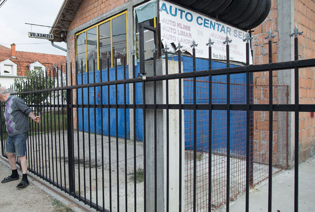 НЕСРЕЋА У КОТЕЖУ: Капија пала на девојчицу