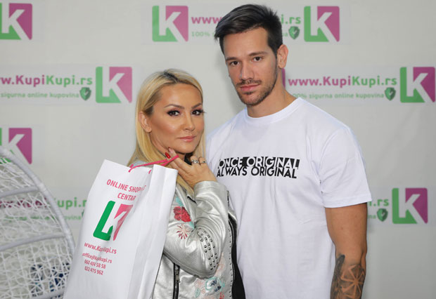 ГОЦА ТРЖАН У ПОРОДИЧНОЈ КУПОВИНИ: Раша је у фазону - ја сам сељак из Бача, обуци ме (ВИДЕО)