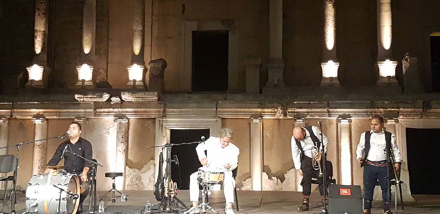 БРЕГА ОДРЖАО КОНЦЕРТ ЗА ПАМЋЕЊЕ У БУГАРСКОЈ: На зидинама Римског царства својом музиком померио стене (ФОТО+ВИДЕО)