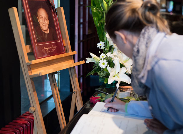 ОПРОШТАЈ ОД ПЕЦЕ; Нела Михаиловић: Недостајеш. Већ. И заувек!