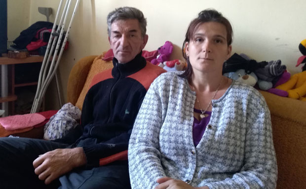 СМРЗАВАЈУ СЕ У МРАКУ: Отац инвалид без ноге, незапослена мајка и ћерке зиму дочекују без крова над главом