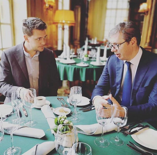 Вучић са Биковићем и ћерком Милицом у московском парку Зарјађе