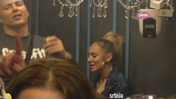 Луна се одлично проводила док због ове песме није пала у очај (ВИДЕО)