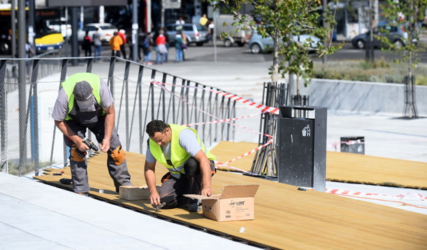 Постављају клупе на Славији