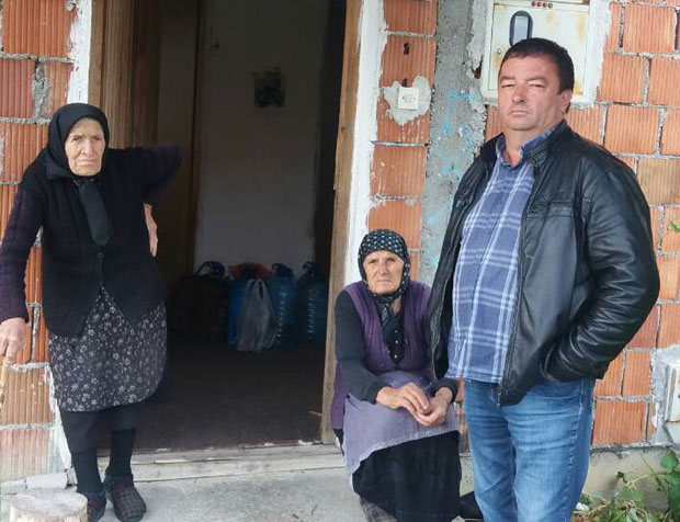 ОПЉАЧКАНО СРПСКО ПОВРАТНИЧКО МЕТОХИЈСКО СЕЛО: Лопови провалили у више од двадесет српских домаћинстава у Грапцу крај Клине