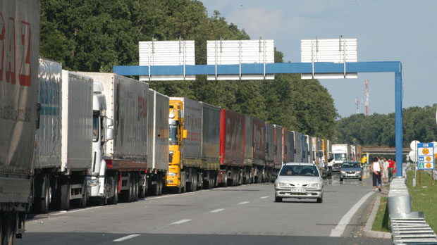 БЛОКИРАЈУ ЗБОГ ГОРИВА И АКЦИЗА: Протест камионџијa од 14 до 16 часова на границама