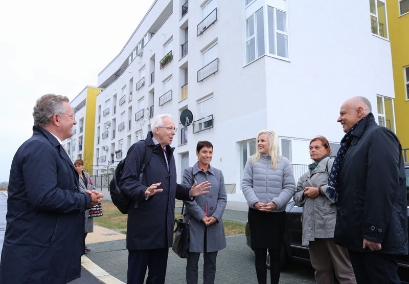 Радојичић посетио избеглице које су добиле стан у Овчи


