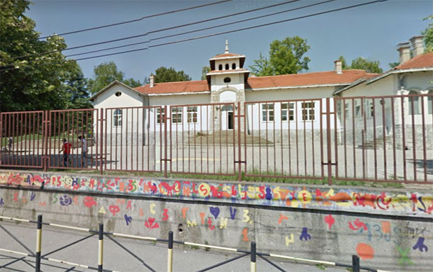 Ћелави мушкарац у црном комбију покушао да отме девојчицу испред основне школе! 