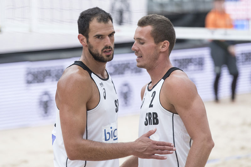 БИЧ ВОЛЕЈ, ЋИНЏУ: Срби међу 16