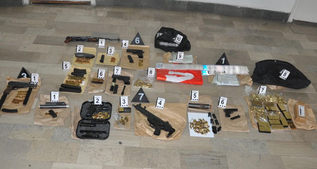 УХАПШЕН СА ХЕКЛЕРОМ И ТАБЛЕТАМА: Нишка полиција запленила дрогу и арсенал оржја 