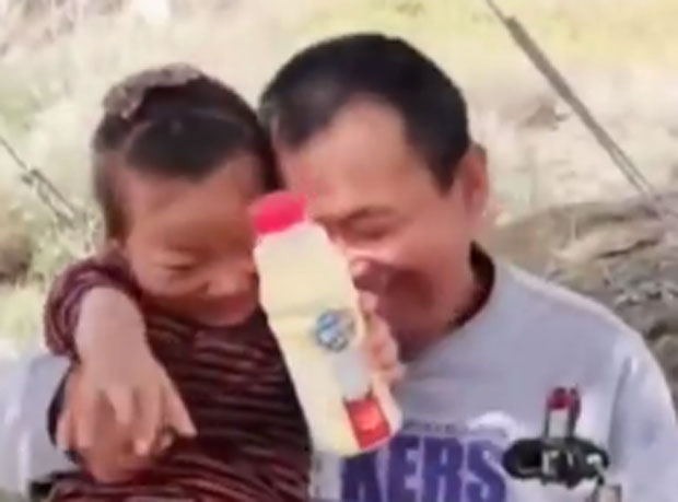 СРЦЕПАРАЈУЋИ СНИМАК: Са шест година кува, чисти и лечи оца инвалида јер је мајка побегла 