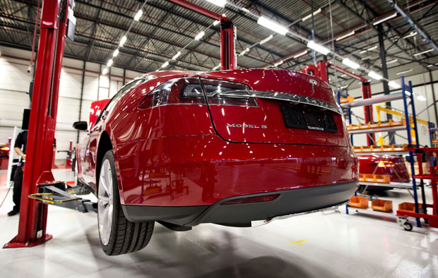 СКАНДАЛ У САД: Словенац и Хрват изводе Теслу на суд, претили им депортацијом