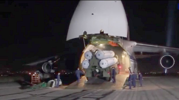 С-300 КОНАЧНО СТИГАО У СИРИЈУ: Објављен снимак испоруке противваздушних ракетних система Дамаску (ВИДЕО)