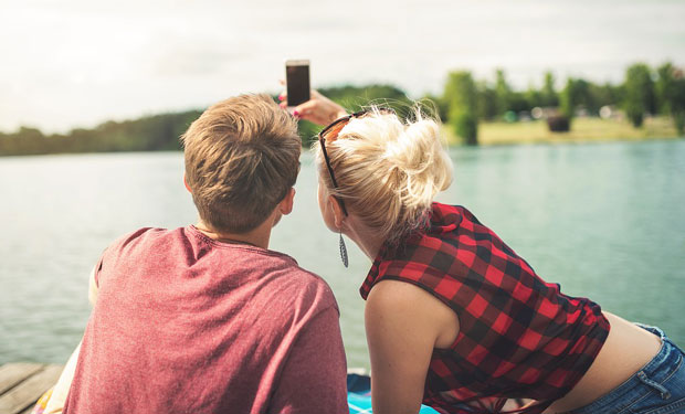 ГИНУ ДА БИ БИЛИ “КУЛ”: Селфији однели стотине живота 