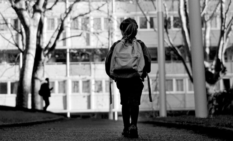 НОВИ ПОКУШАЈ ОТМИЦЕ: Полуго мушкарац покушао девојчицу (12) да увуче у кола (ФОТО)