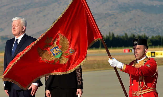 Влада Црне Горе: Ко не устане приликом интонирања химне платиће казну до 2.000 евра