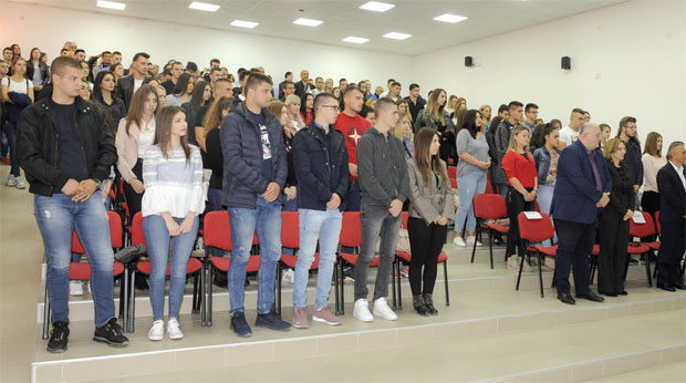 БОРБА ЗА ОПСТАНАК КРОЗ ОБРАЗОВАЊЕ: Митровица, град младих људи