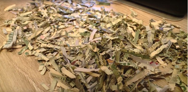 КЕШ НА ФРОНЦЛЕ: Син им исецкао целу уштеђевину (ВИДЕО)