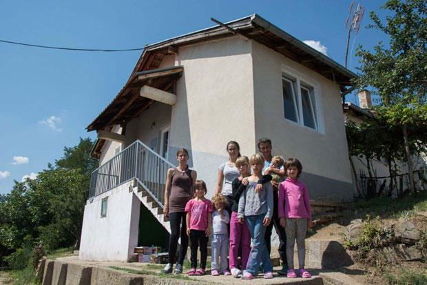 БОЉИ УСЛОВИ ЗА ЖИВОТ И ОДРАСТАЊЕ: Седам ћерки добило дом