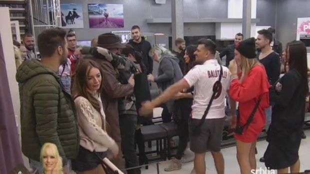 МИКИ УШАО У ЗАДРУГУ: Надежда му једва пружила руку, а ови учесници су му се највише обрадовали (ВИДЕО)