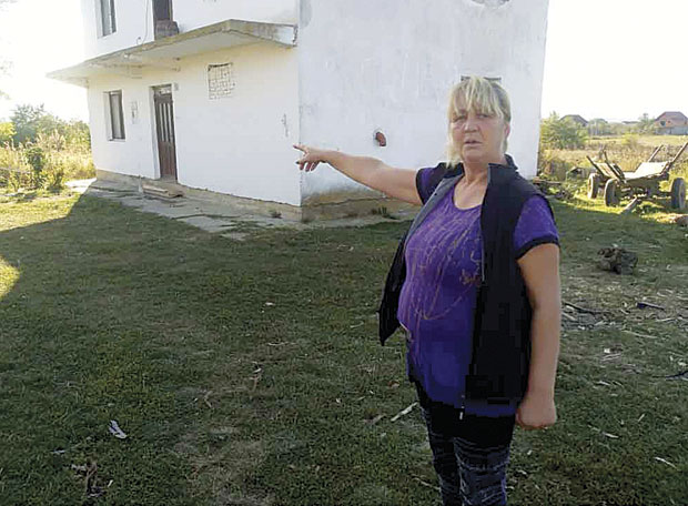 ГЛЕДАЛА КАКО ЈЕ АЛБАНАЦ СТАВИО НОЖ ПОД ВРАТ ЊЕНОМ СИНУ: Мајка храброст по цену живота неће са Косова!