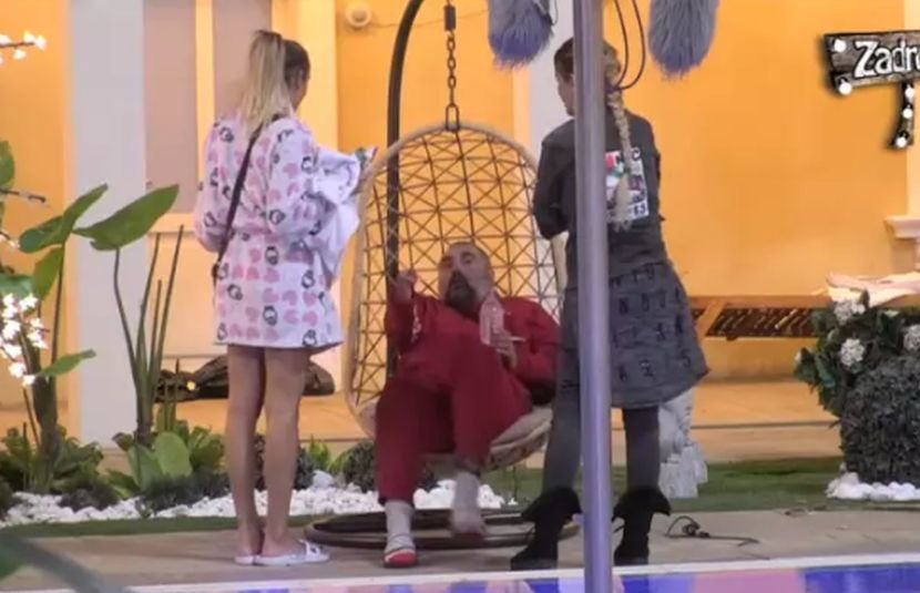 МИКИ УРЛАО НА ЛУНУ, ОЧИТАО ЈОЈ БУКВИЦУ ЗБОГ СЛОБЕ: Шамар ћу ти ударити, ти си ретардирана, скочи у базен и удави се! (ВИДЕО)