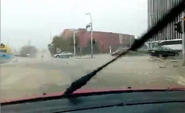 ХРВАТСКА НА УДАРУ ОЛУЈЕ, ПОТОП У СПЛИТУ: Киша не престаје, створило се језеро које усисава аутомобиле, струје нема (ВИДЕО)