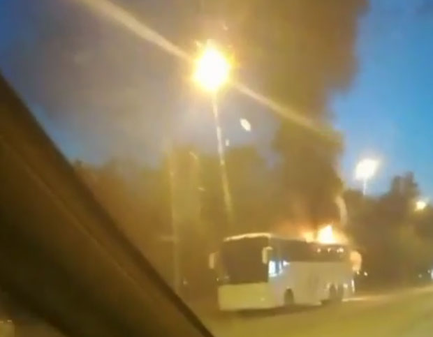 АУТОБУС ГОРЕО КОД ПАЛАТЕ СРБИЈА: Путници искакали у паници, остали без личних ствари (ВИДЕО)