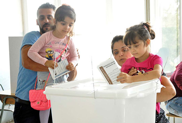 ИЗБОРИ У БиХ: Млади тражили бирачко место, а стари наочаре!