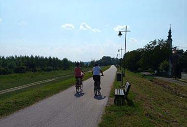 Траса насипом крај Дунава