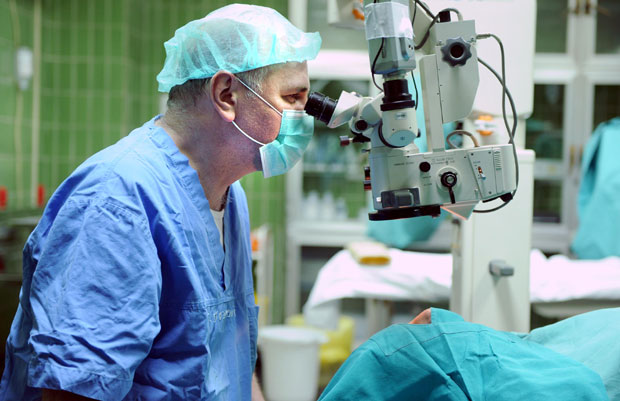 БЕБА РОЂЕНА СА НЕПРОВИДНИМ РОЖЊАЧАМА: Малом Александру донор спасао вид