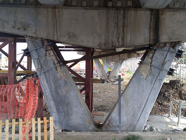 Попуцали носећи стубови