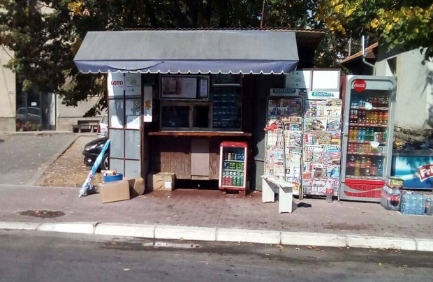 ИНЦИДЕНТ У АЛЕКСАНДРОВЦУ: Запалио продавницу и четири возила МУП