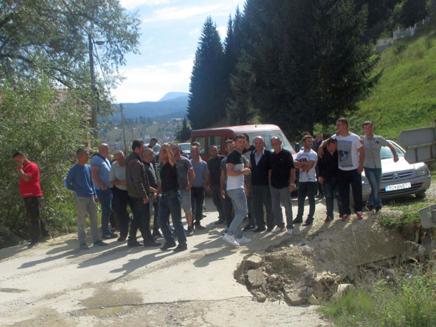 НЕСВАКИДАШЊИ ПРОТЕСТ ГРАЂАНА УРИЈЕ: Траже бољи живот, или доводе коња у кабинет