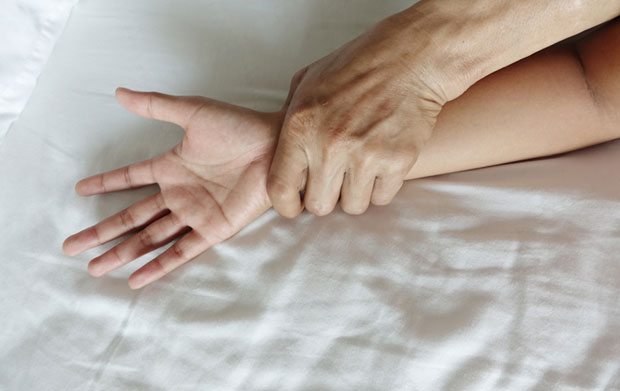 СИЛОВАЊЕ ИЛИ САМО ЉУБАВ: Тврди да није напаствовао жену претећи јој сигналним пиштољем