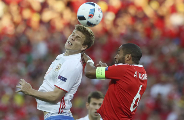 ФУДБАЛСКИ АСОВИ ТУКЛИ РЕДОМ: Кокорин и Мамајев дивљали у једном московском кафићу, пребили политичара, а онда и шофера (ФОТО+ВИДЕО)