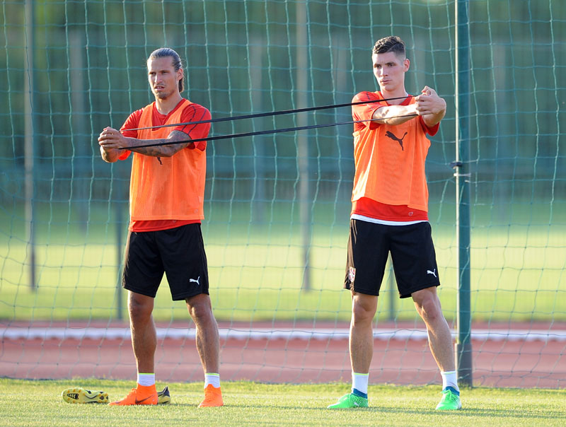 БЕЗ ТЕНЗИЈА ДО ТРИ БОДА: Фудбалери Србије ослабљени путују на историјски меч против Црне Горе